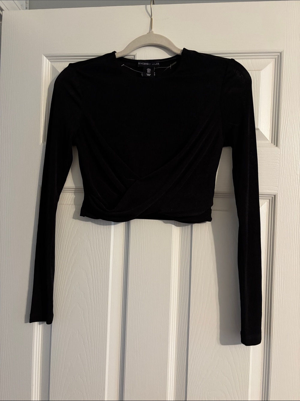 Sincerly Jules Black Long-Sleeve Twist Crop Top